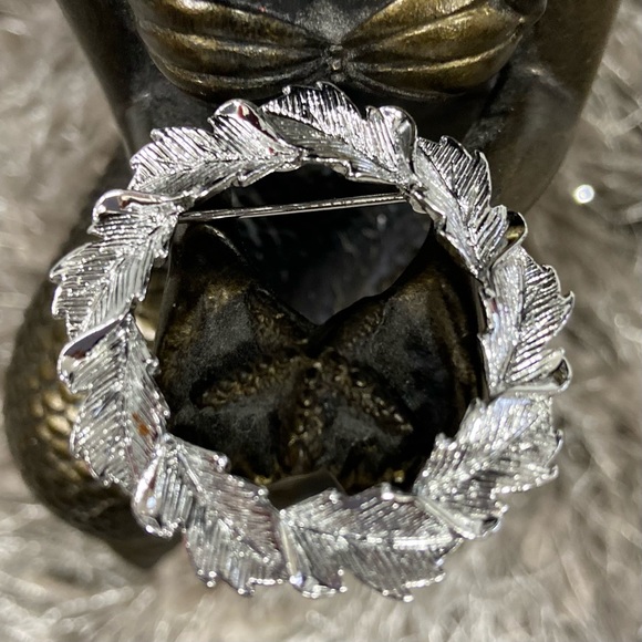 GERRYS signed vintage wreath silver plated women brooch Very good used condition - Picture 2 of 7